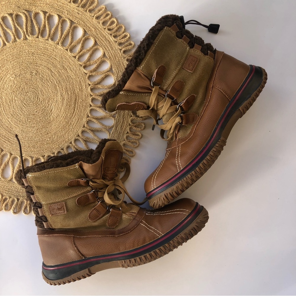 Pajar lace up waterproof leather faux fur lined snow boots in size 8.5